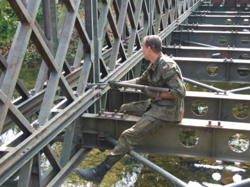 Żołnierze postawili most