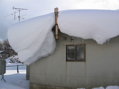 Przypomnienie o konieczności usuwania śniegu lub lodu z dachów