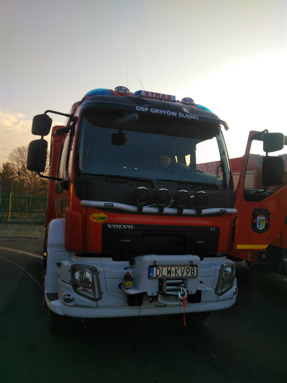 Uroczyste przekazanie samochodu pożarniczego dla gryfowskich strażaków.