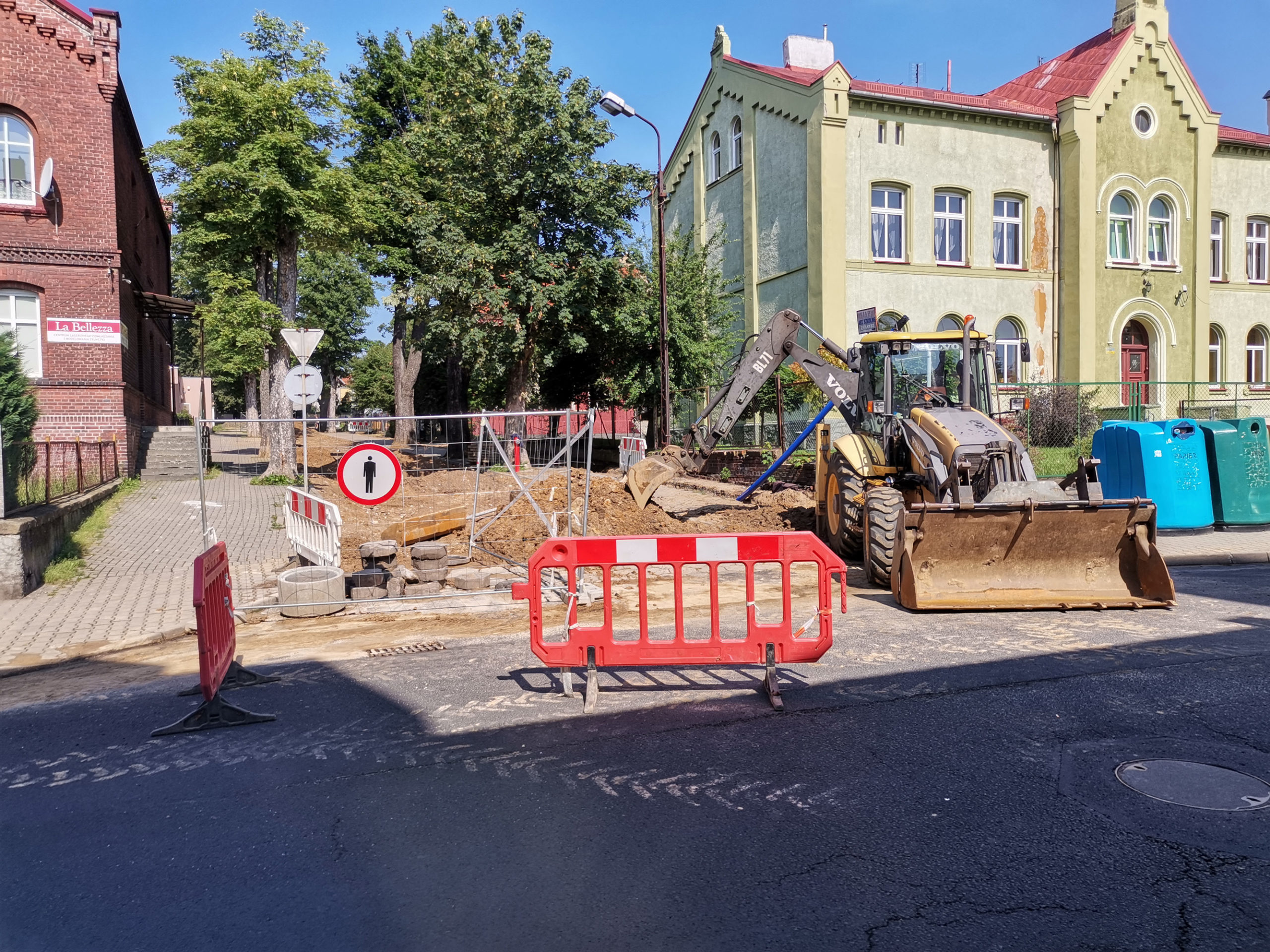 Zaczęły się prace związane z  przebudową kanalizacji sanitarnej i wodociągowej ulicy Lipowej w Gryfowie Śląskim.