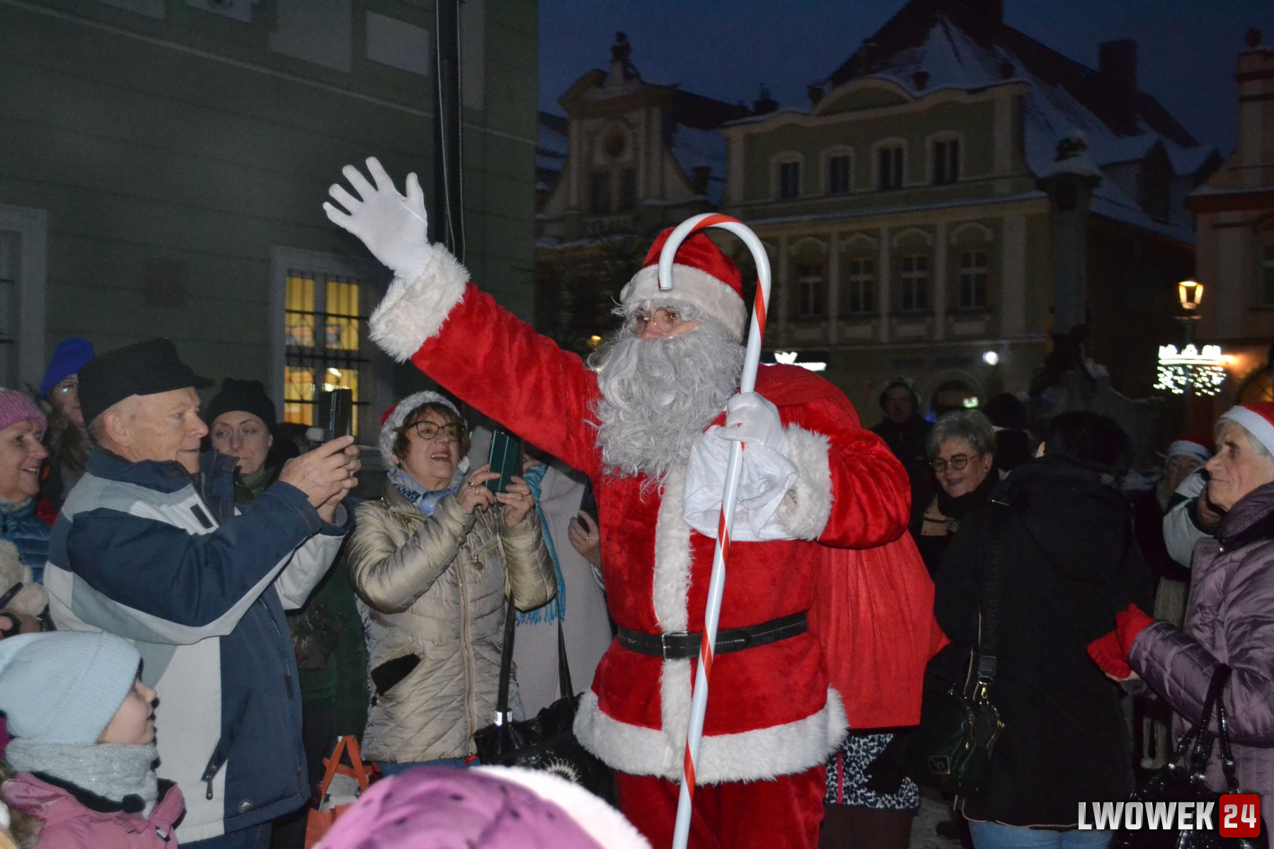 Mieszkańcy Gryfowa Śl. wspólnie udekorowali choinkę, po czym odwiedził ich Mikołaj.