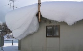 Przypomnienie o konieczności usuwania śniegu lub lodu z dachów