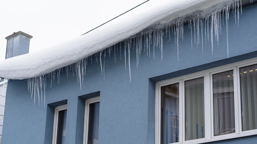 Przypomnienie o konieczności odśnieżania dachów i usuwania lodowych sopli